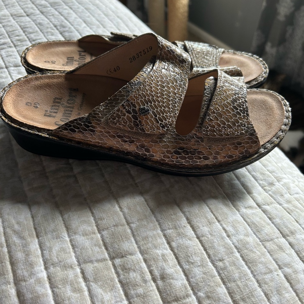 Finn Comfort Cream and Black Sandals Slip-On Comfort